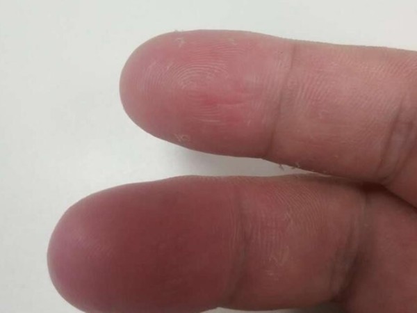 按了十多次指纹，终于打开了门，该换智能锁了啊
